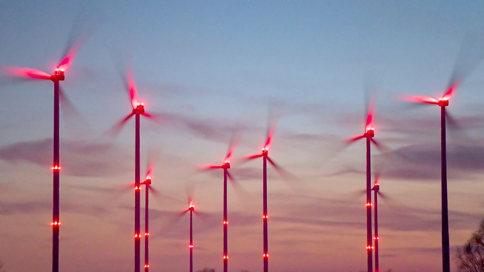 Die roten Warnlichter an Windkraftanlagen werden von vielen Anwohnern als störend empfunden. Foto: DPA