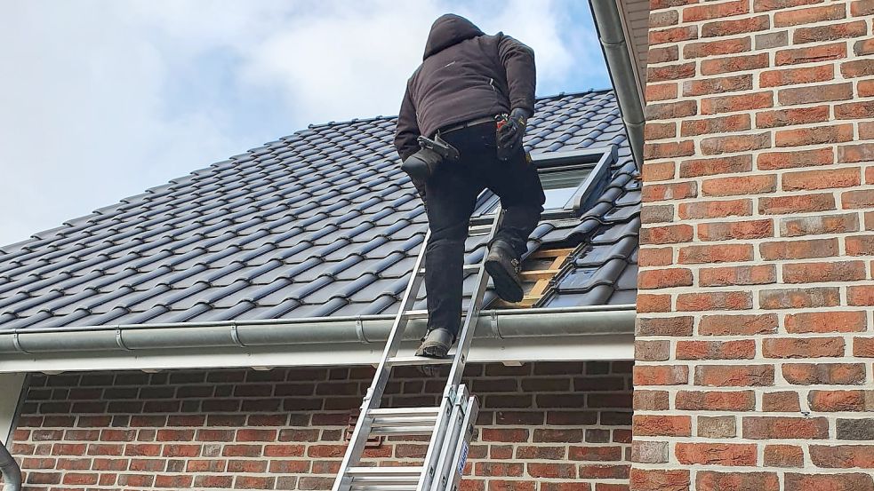 Dachdecker in Ostfriesland haben seit dem Wochenende viel zu tun. Foto: Rebecca Kresse