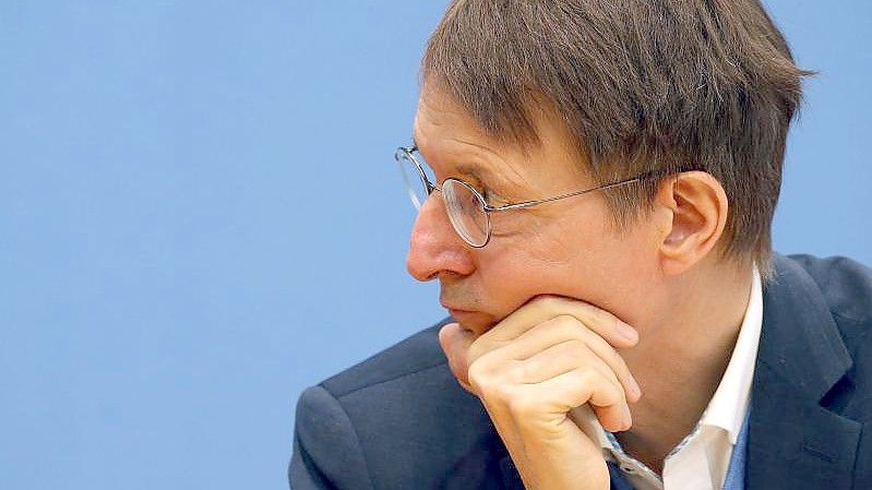 Karl Lauterbach wirbt weiterhin für eine allgemeine Impfpflicht ab 18 Jahren. Foto: Wolfgang Kumm/dpa