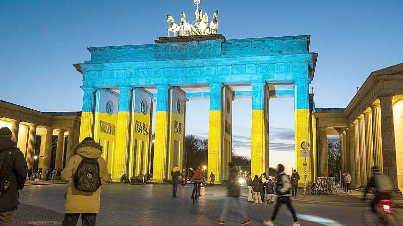 Ein Zeichen der Solidarität: das beleuchtete Brandenburger Tor. Foto: Christophe Gateau/dpa