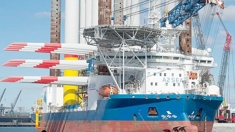 Ein Hubschiff verlässt beladen mit Bauteilen für einen Offshore-Windpark den Hafen Mukran auf Rügen. Verbände weisen daraufhin, dass deutsche Häfen nicht genügend für den Windenergieausbau gerüstet sind. Foto: Stefan Sauer/dpa-Zentralbild/dpa
