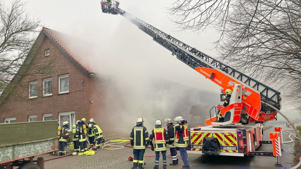 In Emden steht eine Scheune in Brand. Fotos: Aiko Recke