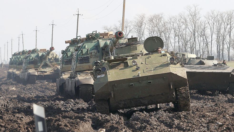 Gefährlicher Aufmarsch: Dieses von der russischen Staatsagentur TASS verbreitete Bild zeigt militärische Fahrzeuge, die sich in der Region Rostow bewegen. Foto: picture alliance/dpa/TASS