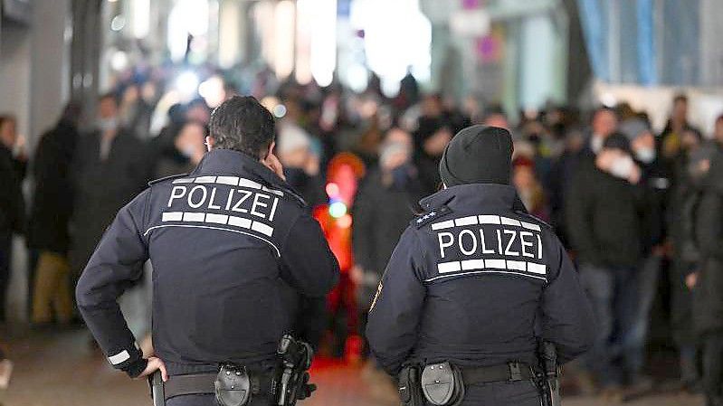 Gegner und Gegnerinnen der Coronapolitik demonstrieren. Die Polizei geht nun immer öfter gegen das Tragen eines „Ungeimpft“-Sterns auf Demonstrationen vor. Foto: Felix Kästle/dpa