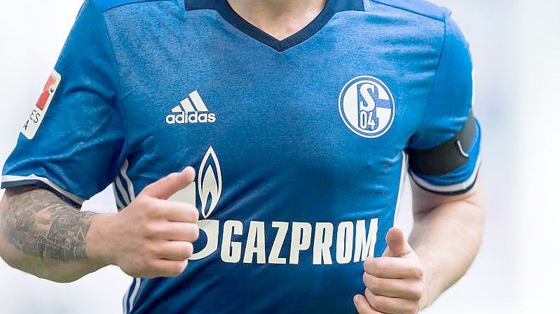 Der FC Schalke 04 wird nicht mehr mit dem Schriftzug des Hauptsponsors Gazprom auflaufen. Foto: picture alliance / dpa