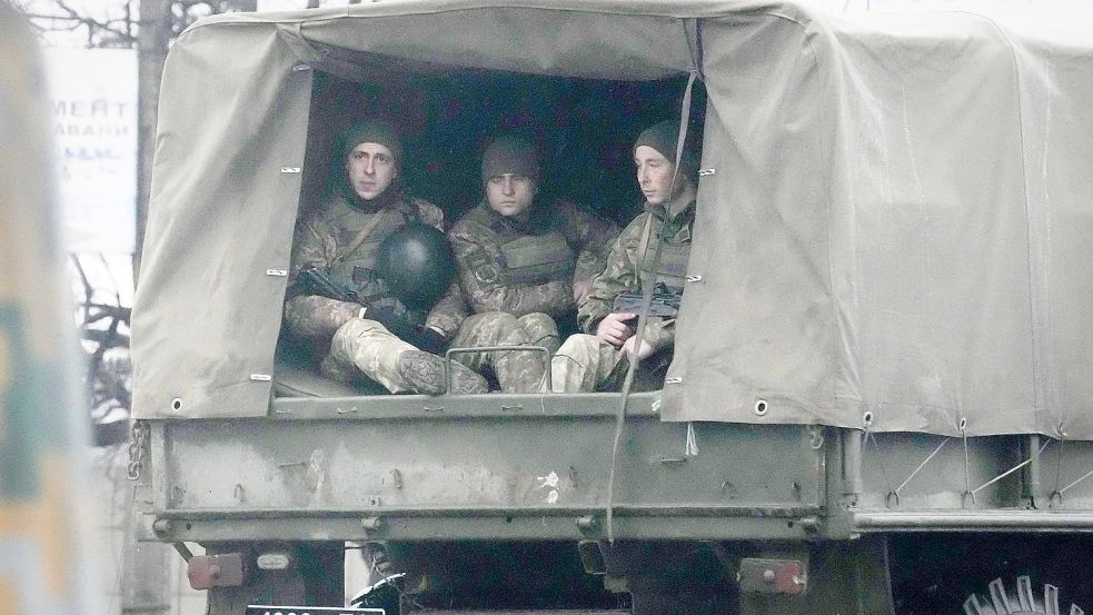 Ukrainische Soldaten in einem Militärfahrzeug am Donnerstag. Russische Truppen haben in der Nacht ihren erwarteten Angriff auf die Ukraine gestartet. Präsident Putin wies internationale Verurteilungen und Sanktionen zurück und warnte andere Länder, dass jeder Versuch einer Einmischung zu "Konsequenzen führen würde, die Sie noch nie gesehen haben." Foto: DPA