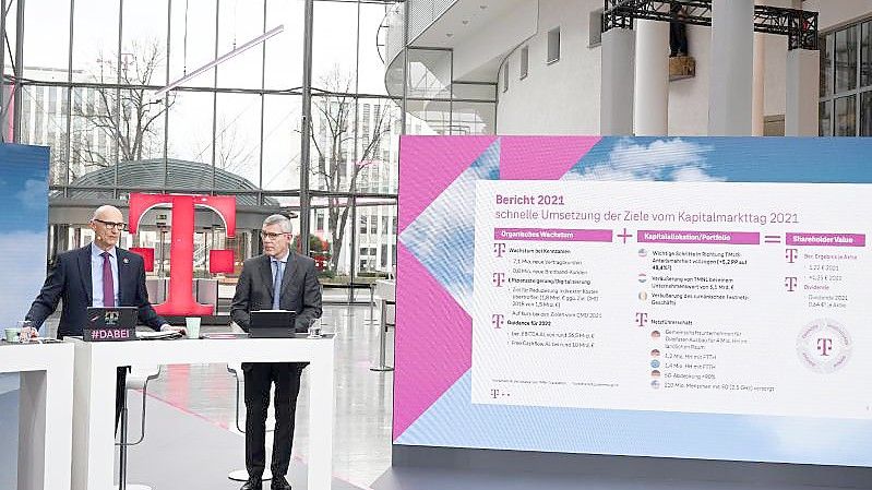 Telekom-Konzernchef Tim Höttges (l) und Finanzvorstand Christian Illek bei der Präsentation der Jahreszahlen für 2021. Foto: Federico Gambarini/dpa