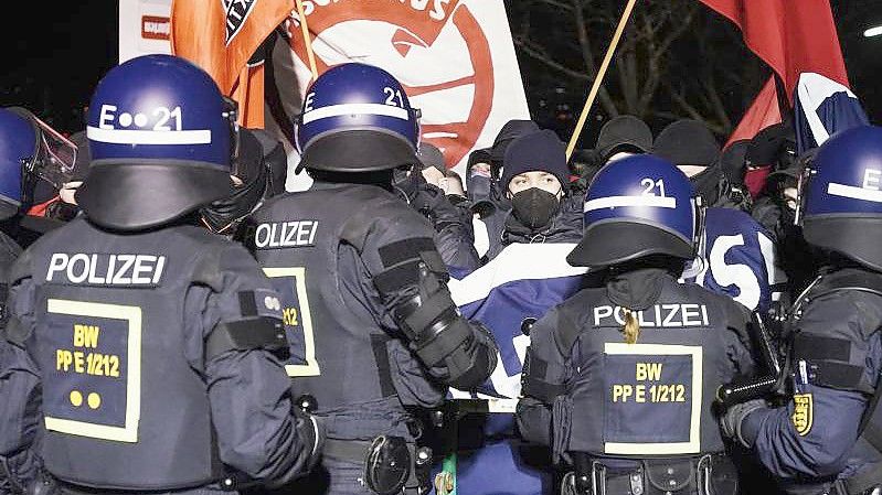 Einsatzkräfte der Polizei stellen sich am Wartberg Demonstranten entgegen. Foto: Uwe Anspach/dpa