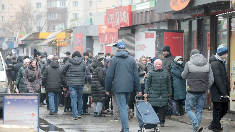 Menschen stehen in einer Schlange vor einem Lebensmittelladen in der ukrainischen Hauptstadt Kiew. Der aus Aurich stammende Journalist Paul Ronzheimer ist auf dem Weg dorthin, um über die aktuellen Geschehnisse zu berichten. Foto: DPA