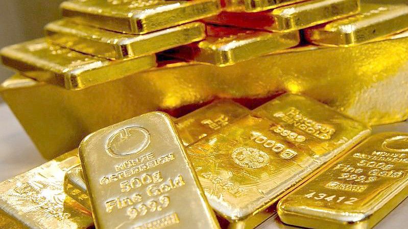 Goldbarren in unterschiedlicher Größe liegen bei einem Goldhändler in einem Tresor. Angesichts des russischen Angriffs auf die Ukraine ist der Goldpreis gestiegen. Foto: Sven Hoppe/dpa