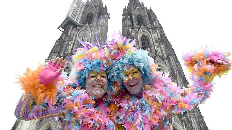 An Weiberfastnacht beginnt der Straßenkarneval. Foto: Roberto Pfeil/dpa