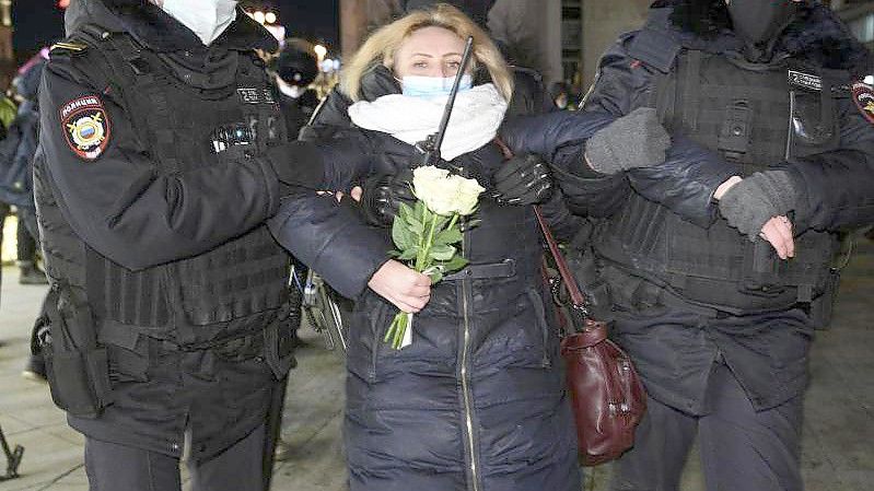 Eine Frau wird in Moskau abgeführt. Foto: Dmitry Serebryakov/AP/dpa