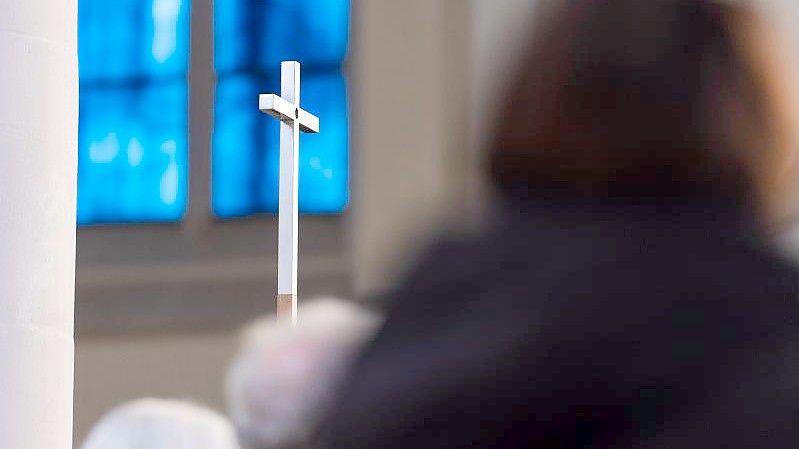 Ein katholischen Priester ist wegen sexuellen Kindesmissbrauchs zu zwölf Jahren Haft verurteilt worden (Symbolbild). Foto: Nicolas Armer/dpa