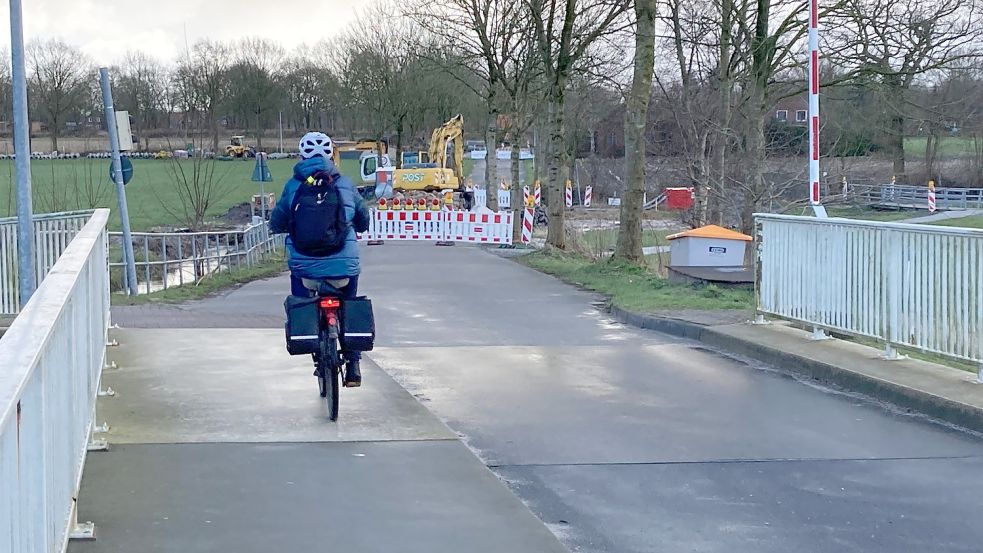 Die Brücke an der Straße „Zum Haxtumerfeld“ ist auch am 25. Februar noch gesperrt. Erst in einer Woche soll sie wieder geöffnet werden. Nur Fußgänger und Radfahrer können passieren. Foto: Heino Hermanns