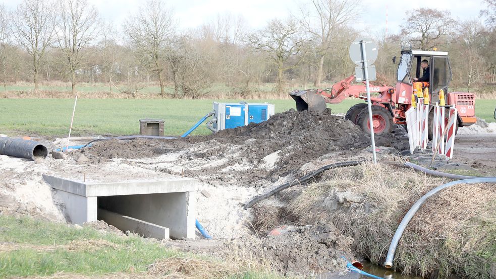 Ein Baggerfahrer arbeitet am 15. Februar an der Baustelle „Zum Haxtumerfeld“. Foto: Romuald Banik