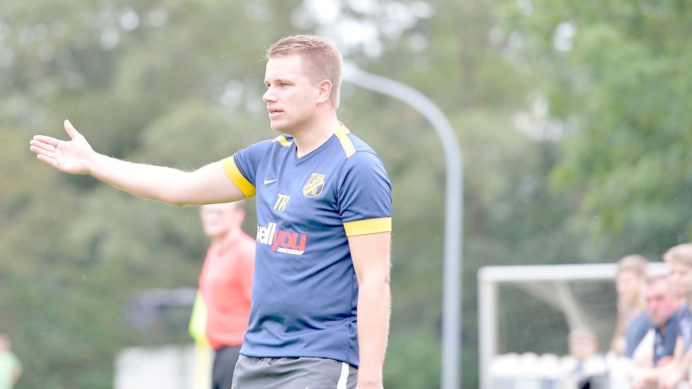 Marco Frerichs geht mit dem TuS Weene in sein zweites Trainerjahr. Seine Zusage gilt sowohl für die Bezirks- als auch Ostfrieslandliga. Seit Mitte Februar bereitet er die Mannschaft auf das ausstehende Nachholspiel gegen Middels am 20. März und die am zweiten Aprilwochenende beginnende Abstiegsrunde vor .Foto: Bernd Wolfenberg