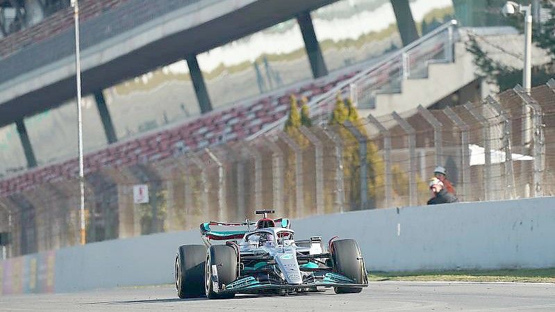 Hat zum Abschluss des ersten dreitägigen Testfahrten-Blocks die schnellste Runde gedreht: Lewis Hamilton. Foto: Hasan Bratic/dpa