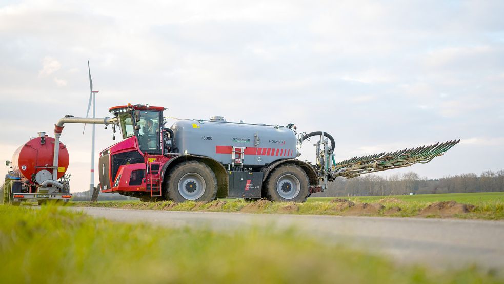 Ein Landwirt betankt sein Gespann zum Gülle ausfahren: Eigentlich würde in diesen Wochen der Dünger auf die Felder gebracht. Doch noch sind die Flächen zu nass. Foto: DPA