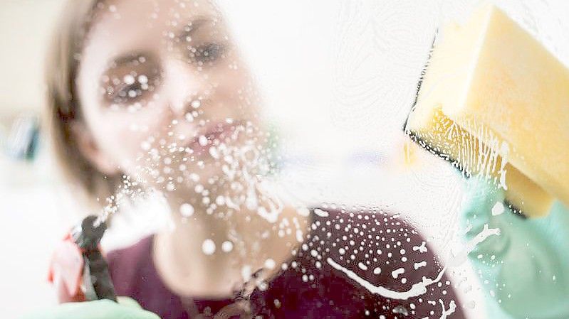 Ein Frau putzt. Ein Putzmittelstudie warnt vor Atemwegsbelastungen durch Schadstoffpartikel beim Putzen. Foto: Franziska Gabbert/dpa-Zentralbild/dpa