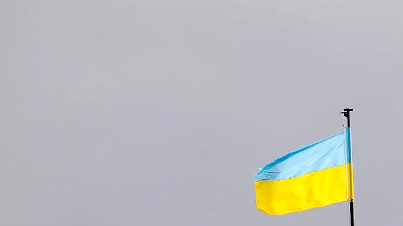 Die Flagge der Ukraine ist zum Symbol des Protestes gegen den russischen Krieg geworden. Foto: Marijan Murat/dpa