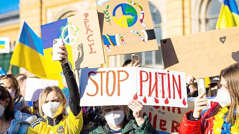 Menschen demonstrieren auf dem Ernst-August-Platz in Hannover gegen den Angriff Russlands auf die Ukraine. Foto: Moritz Frankenberg/dpa