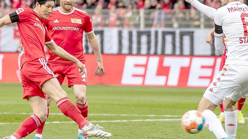 Genki Haraguchi (l) trifft zum 1:0 für den 1. FC Union. Foto: Andreas Gora/dpa