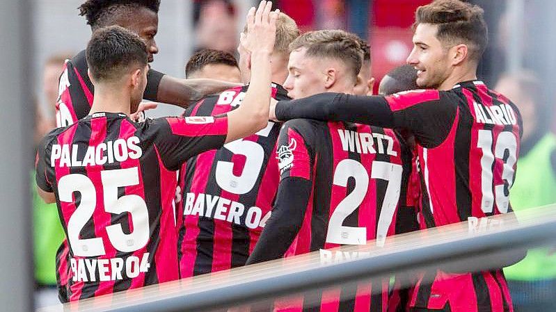 Die Leverkusener Spieler jubeln nach dem Treffer zum 2:0. Foto: Marius Becker/dpa