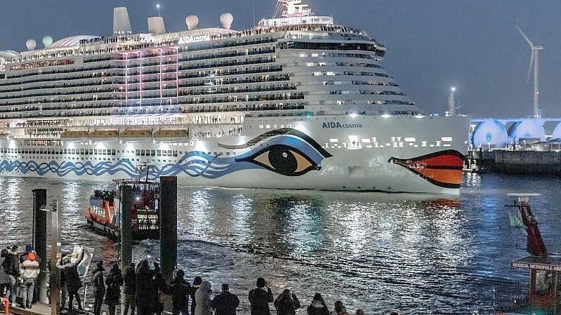 Das Kreuzfahrtschiff „Aidacosma“ verlässt den Hamburger Hafen zu seiner Jungfernfahrt. Foto: Markus Scholz/dpa