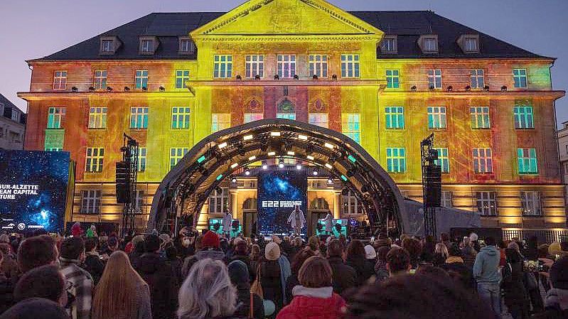 Das Rathaus in Esch-sur-Alzette wird bei der Eröffnung der Stadt als Kulturhauptstadt Europas farbenprächtig angestrahlt. Foto: Harald Tittel/dpa