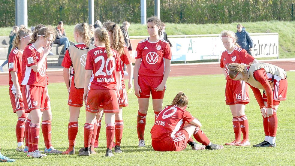 Enttäuschte und leere Blicke bei den Auricher Spielerinnen: Erst in der Nachspielzeit verloren sie das Spiel gegen Wolfsburg. Foto: Bernd Wolfenberg