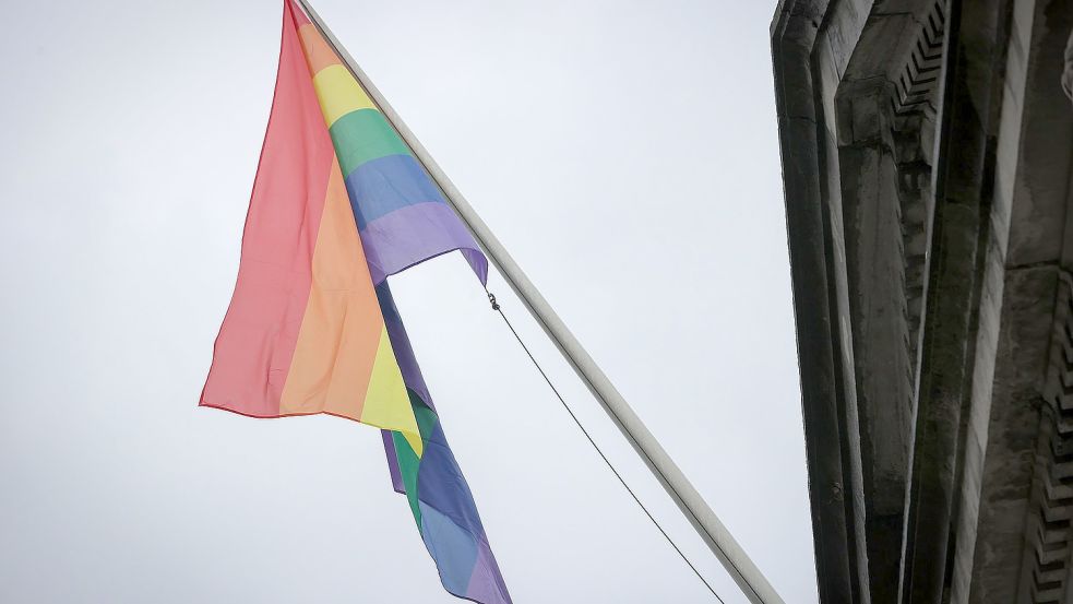 Regenbogenflaggen wurden während der Fußball-EM 2021 an vielen Stellen gehisst, um angesichts von Gesetzesverschärfungen in Ungarn Solidarität auszudrücken. Foto: DPA