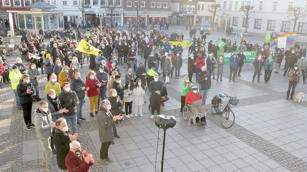 Mit Applaus für die Redner und mehreren Schweigeminuten für die Opfer des Krieges endete die Versammlung auf dem Auricher Marktplatz. Foto: Karin Böhmer