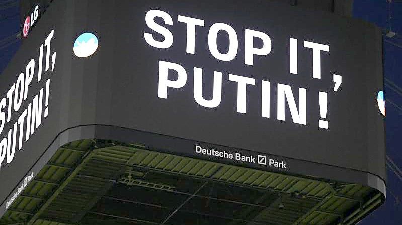 Beim Bundesliga-Spiel Eintracht Frankfurt gegen den FC Bayern München wurden auf dem Videowürfel die Worte „Stop it, Putin!“ eingeblendet. Foto: Arne Dedert/dpa