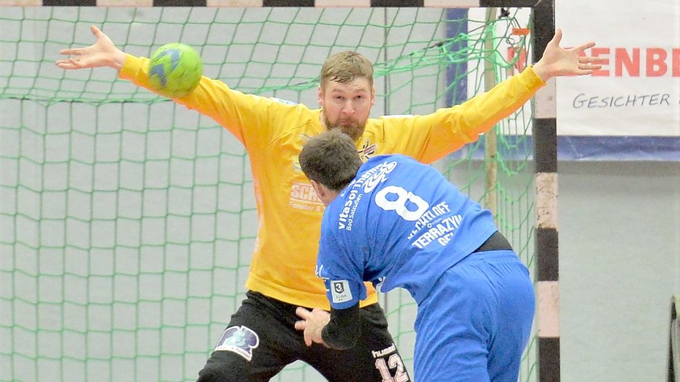 OHV-Torwart Edgars Kuksa hatte mit seinen Paraden maßgeblichen Anteil am Sieg seiner Mannschaft gegen die TSG Bielefeld. Fotos. Bernd Wolfenberg