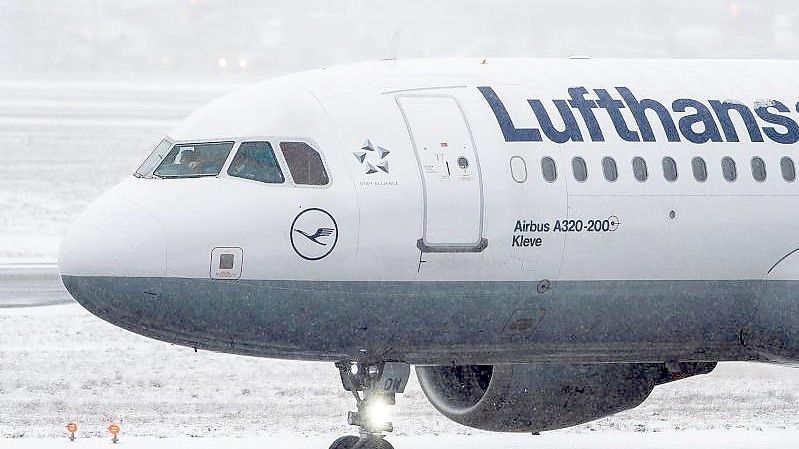 Die Lufthansa stellt zunächst für sieben Tage alle Flüge nach oder über Russland ein. Foto: Silas Stein/dpa