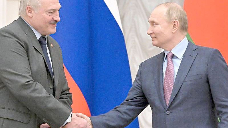 Kremlchef Wladimir Putin (r) mit Alexander Lukaschenko, Präsident von Belarus, bei einer gemeinsamen Pressekonferenz. Foto: Sergei Guneyev/Pool Sputnik Kremlin/AP/dpa