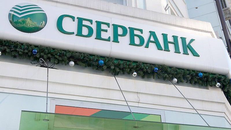 Das Logo der Sberbank an einer Filiale in Russland. Foto: Peter Kneffel/dpa