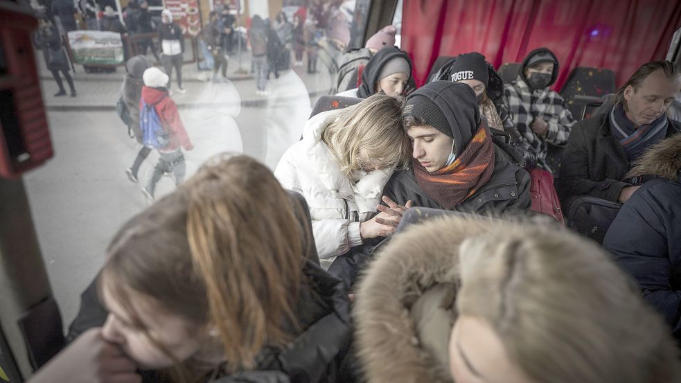 Geflüchtete aus der Ukraine sitzen nach ihrem Grenzübertritt von Schehyni in der Ukraine nach Medyka in Polen in einem Bus, der sie zu einer Übergangsunterkunft bringt. Foto: DPA