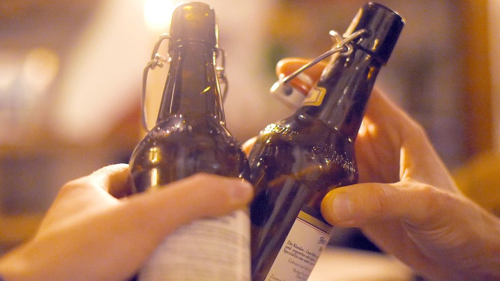 Mit zwei Flaschen Bier wird angestoßen. Foto: DPA