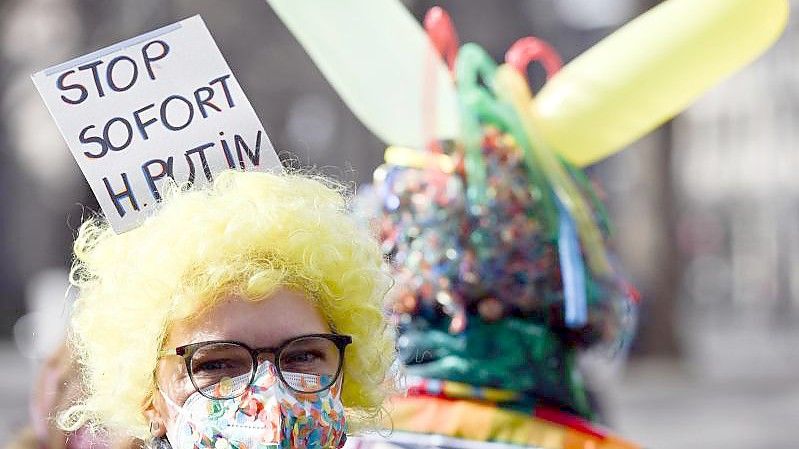 Das Festkommitee Kölner Karneval hat für Rosenmontag zu einer Friedensdemonstration aufgerufen. Foto: Federico Gambarini/dpa