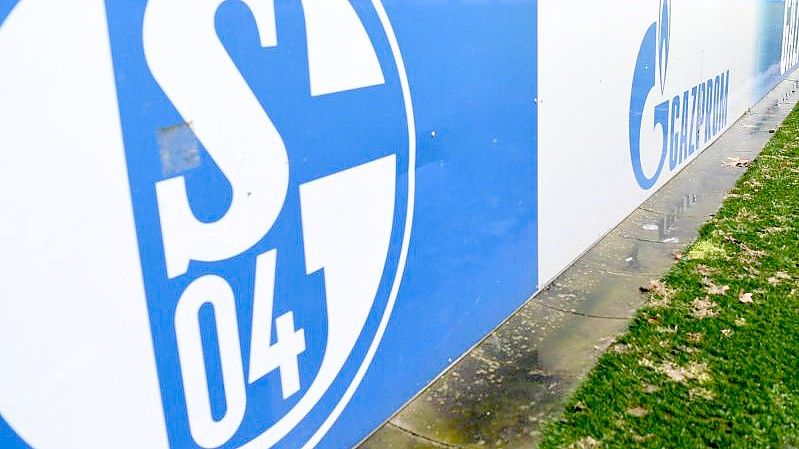 Der FC Schalke 04 trennte sich von Sponsor Gazprom. Foto: Caroline Seidel-Dißmann/dpa