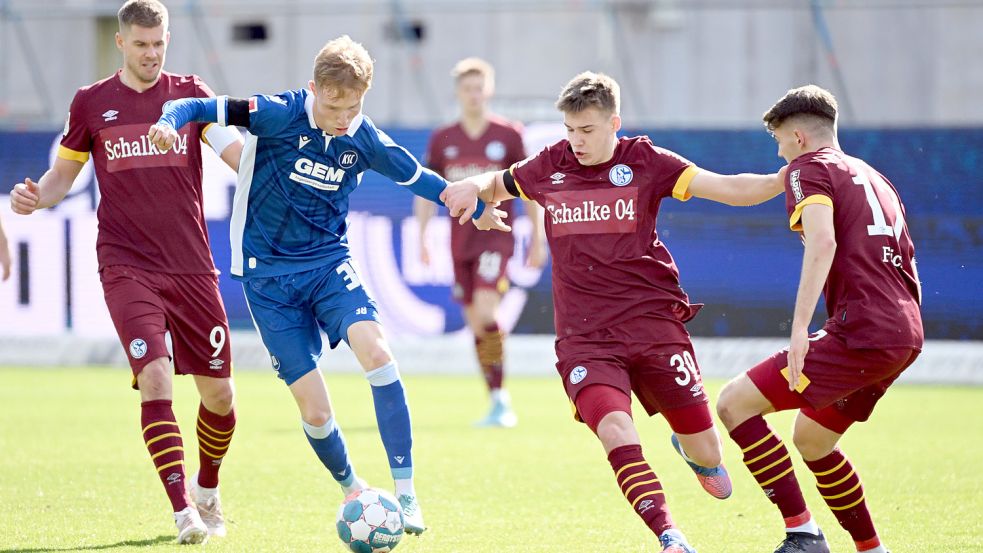 In der 2. Bundesliga traf am 24. Spieltag der Karlsruher SC auf den FC Schalke 04 im BBBank Wildpark aufeinander. Der Karlsruher Tim Breithaupt (l) und der Schalker Florian Flick kämpfen um den Ball. Die Schalker spielen wegen dem Krieg in der Ukraine ohne den Schriftzug von Hauptsponsor Gazprom auf den Trikots. Fotos: DPA