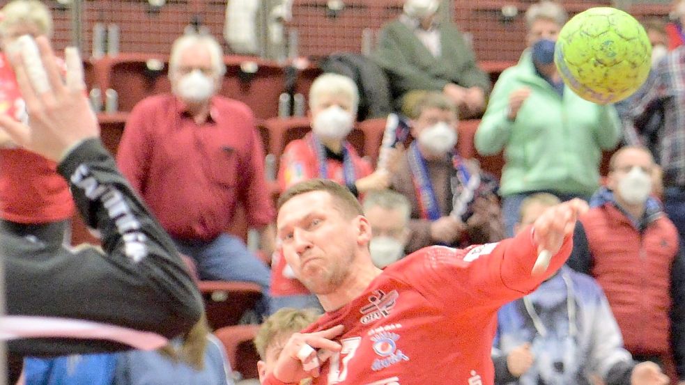 Die Drittliga-Handballer des OHV Aurich (im Bild Evgeny Vorontsov) haben sich mit ihrem Sieg am Sonntag gegen die TSG Altenhagen-Heepen Bielefeld von der Last befreit, noch in die Abstiegsrunde rutschen zu können. Foto: Bernd Wolfenberg