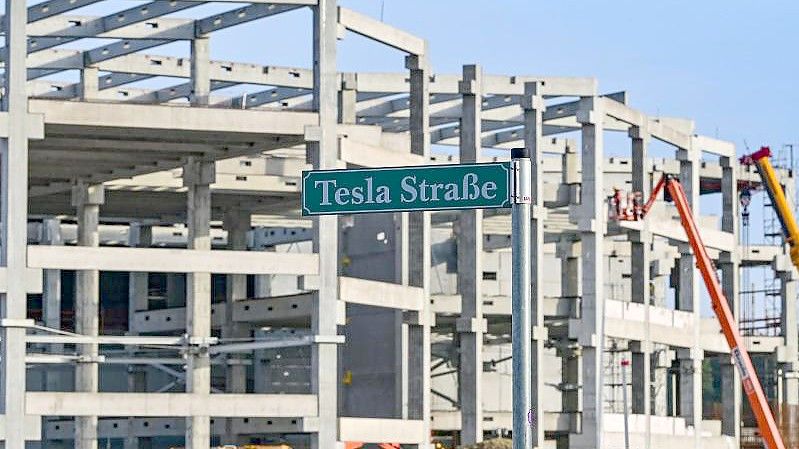 Der Produktionsstart der ersten europäischen Tesla-Fabrik in Grünheide bei Berlin hat sich wiederholt verzögert. Eigentlich sollten schon Ende 2021 die ersten Fahrzeuge vom Band laufen. Foto: Patrick Pleul/dpa-Zentralbild/dpa