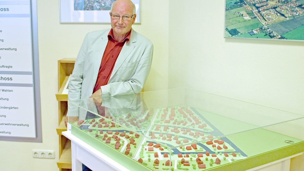 Klaas Cassens 2012 vor einem Modell eines Neubaugebiets in Ihlowerfehn. 43 Jahre lang war der Riepster bei der Gemeinde tätig. Nun engagiert er sich ehrenamtlich in der Gemeinde. Foto: Heino Hermanns