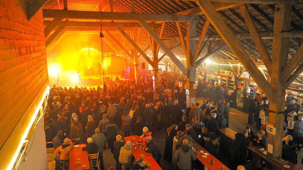 Wie hier bei der Veranstaltung 2018 passen zu normalen Zeiten mehr als 1000 Besucher in die große Scheune des Hofes Meevenburg. Foto: Stephan Friedrichs