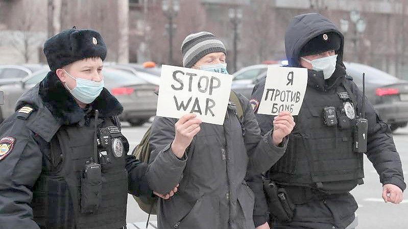 Über 6000 Menschen, die gegen den Krieg in der Ukraine demonstrierten, wurden in Russland bisher festgenommen. Foto: Vitaliy Belousov/Sputnik/dpa