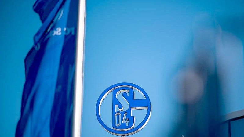 Medienberichten zufolge soll das Wohnungsunternehmen Vivawest neuer Sponsor des Fußball-Zweitligisten FC Schalke 04 werden. Foto: Fabian Strauch/dpa