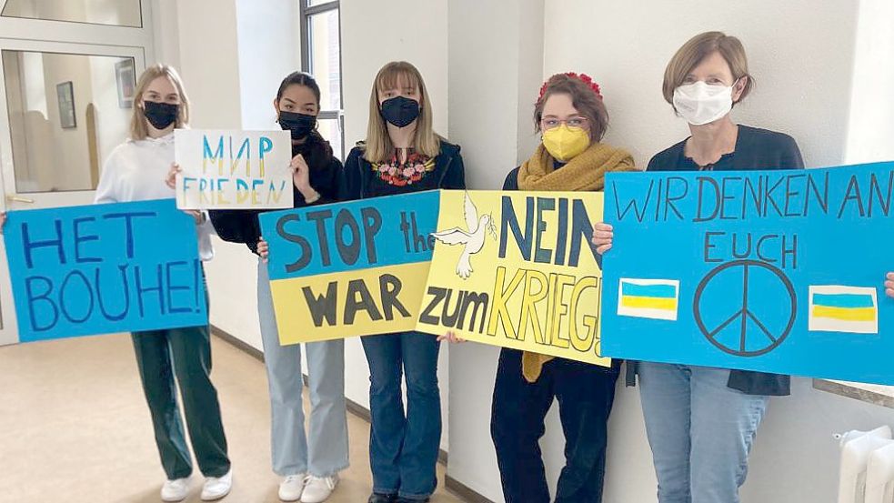 Bangen um ihre Freunde und Kollegen: Mitglieder des Russischkurses am Ulrichsgymnasium. Foto: Rebecca Kresse
