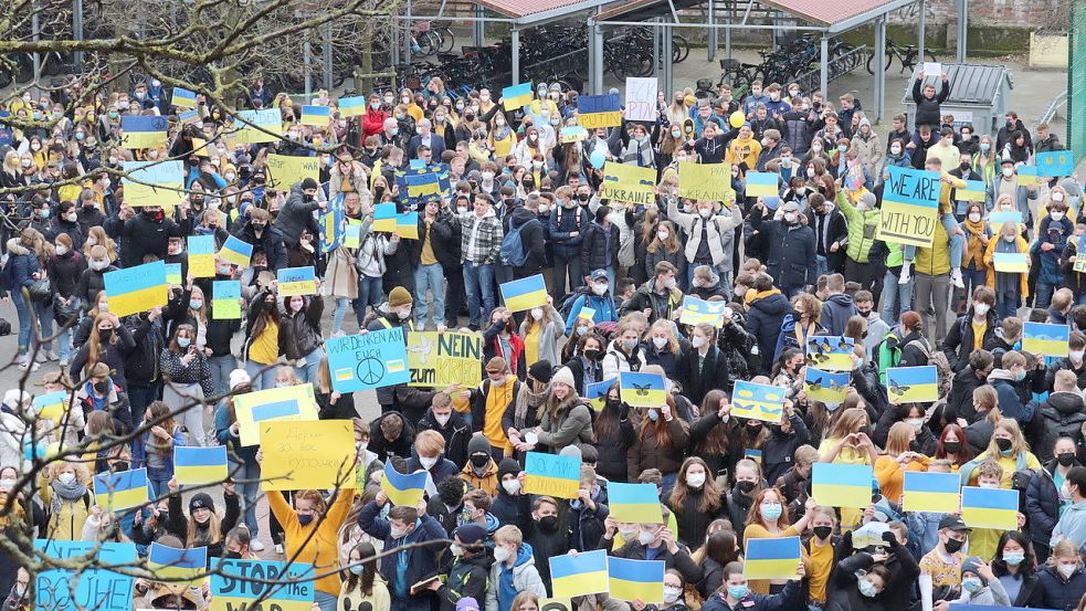 Viele Schüler haben selbst Plakate gebastelt. Foto: Jann Bremers